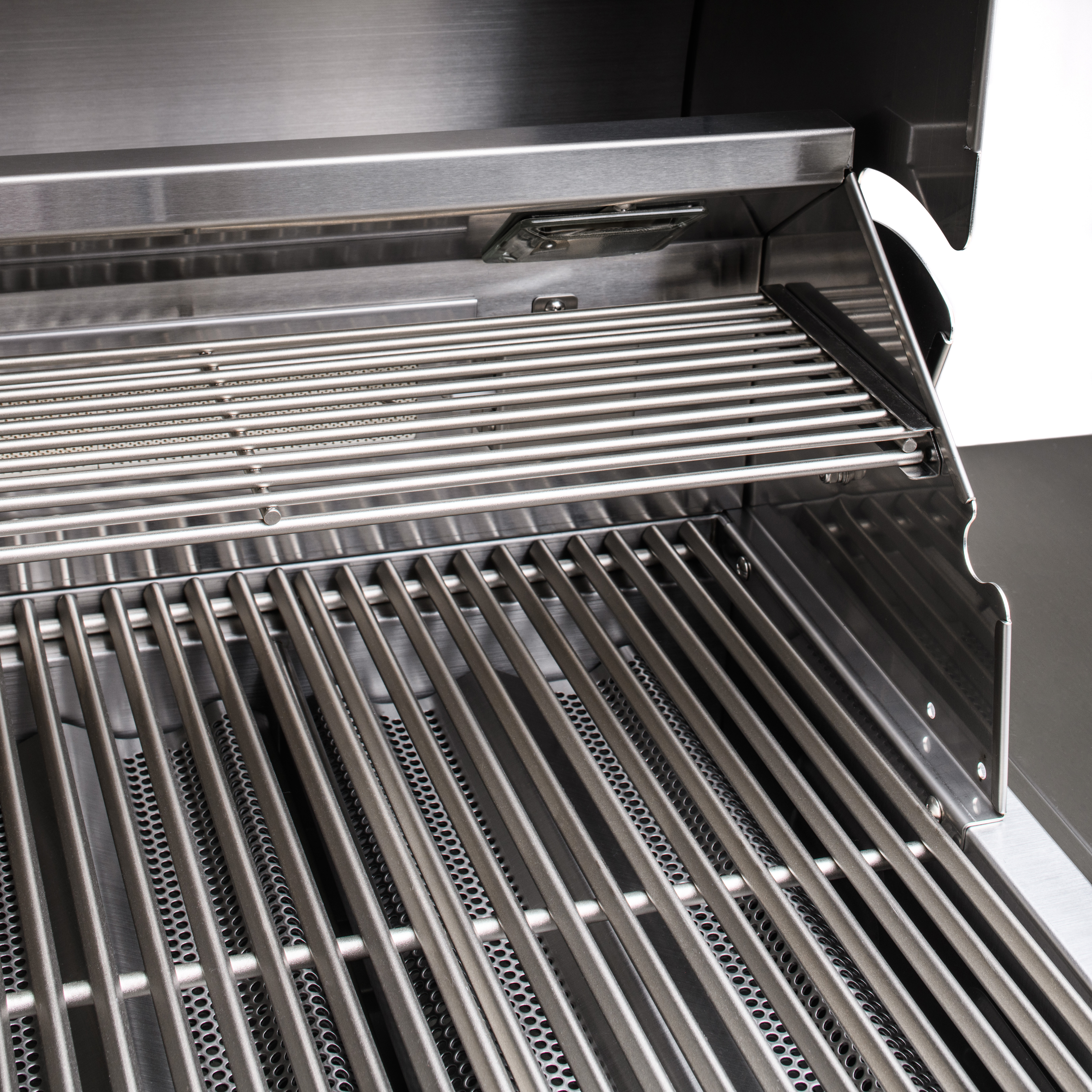 Blaze 32-Inch 4-Burner LTE Gas Grill with Rear Burner and Built-in Lighting System (Natural Gas)